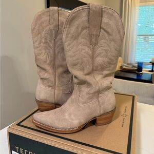 Tecovas The Annie Suede Fawn - Like NEW! Worn Only Once!